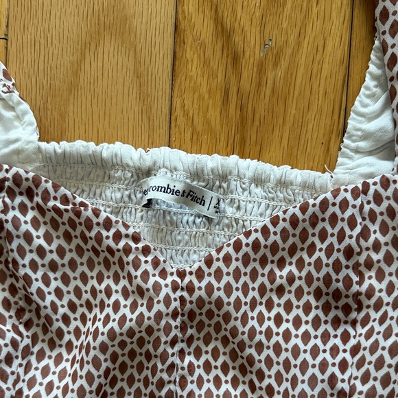 NWOT Abercrombie & Fitch White Top with Brown Geo Print - Picture 2 of 3